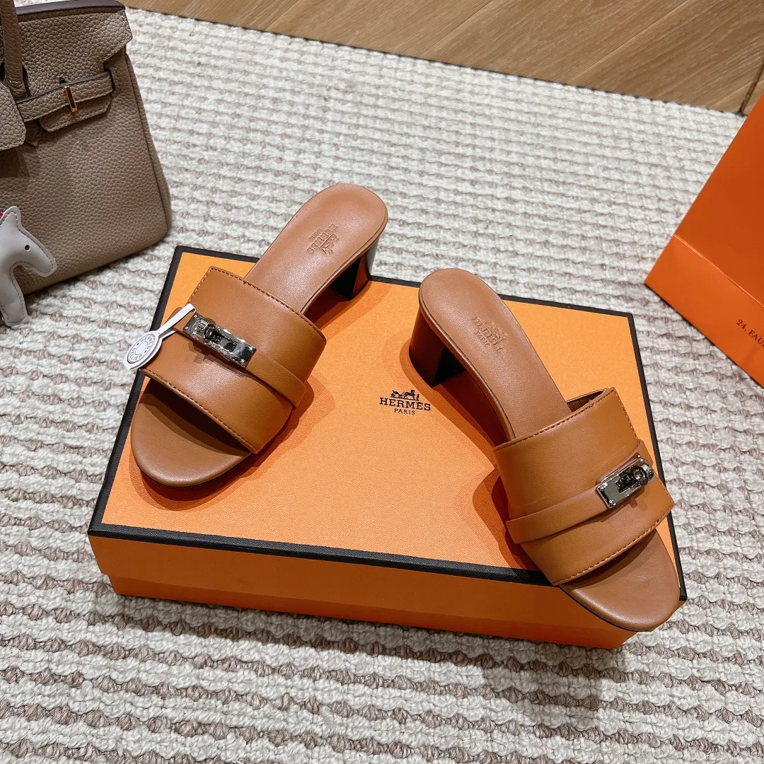 👟👟Ex-factory price 540👟👟 High version of the 2024 spring and summer new HERMES Hermès counter new style. The wedge-heeled Erjiu sandals and slippers, which have been extremely popular recently, are paired with various colorful socks. They are very trendy. Upper: cowhide. Outsole: technological imitation wood sole. Heel height: about 7cm. Size: Female 35-41 (40/41 non-refundable and non-exchangeable)